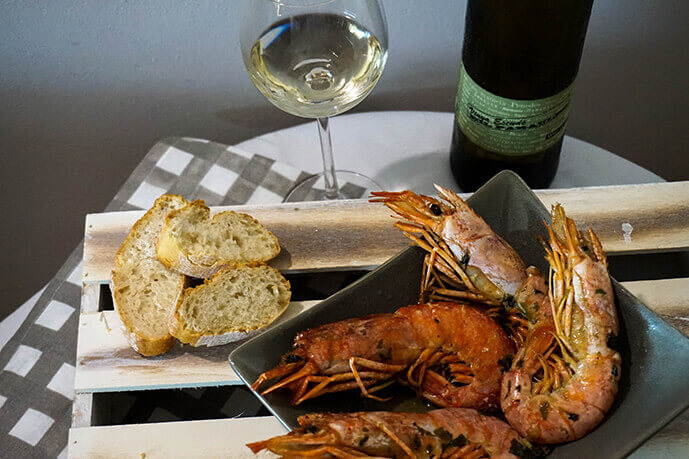 Baked prawns with white wine Vinya Escudé Mil Paraules