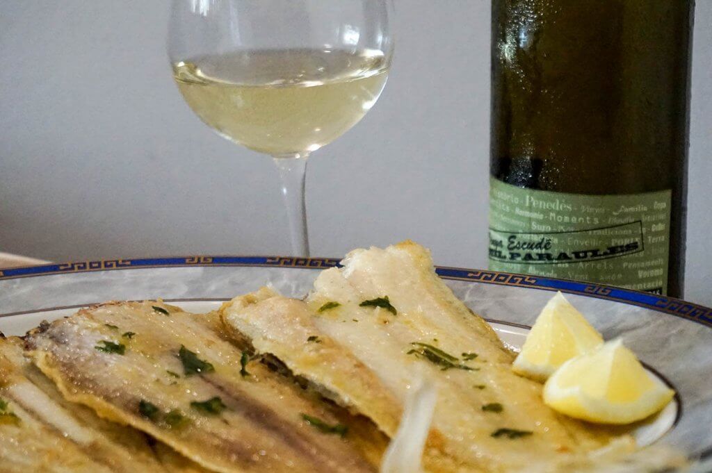 Sole with lemon and a glass of white wine Vinya Escudé Mil Paraules